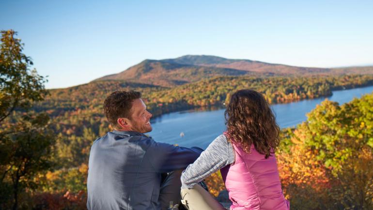 在新罕布什尔州莫纳德诺克山欣赏秋日落叶景色 在新罕布什尔州莫纳德诺克山欣赏秋日落叶景色