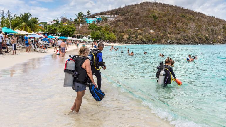 准备探索可奇海滩附近的珊瑚礁