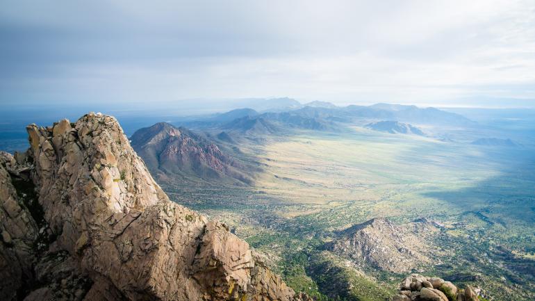 从最高峰 Organ Needle 俯瞰绵延不绝的欧根山脉