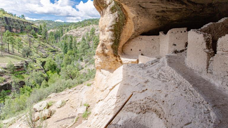 俯瞰吉拉悬崖住宅国家纪念碑崎岖地貌的悬崖住宅