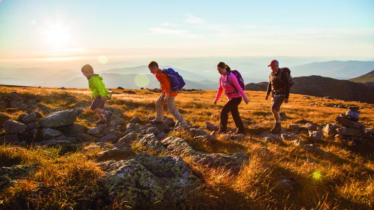 一家人正徒步穿越新罕布什尔州华盛顿山
