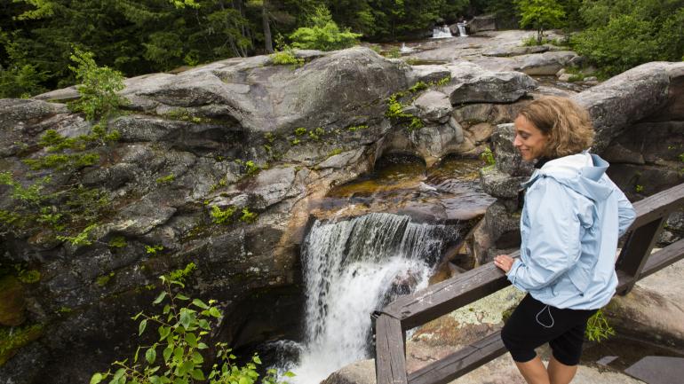 徒步去欣赏缅因州格拉夫顿峡谷州立公园的瀑布