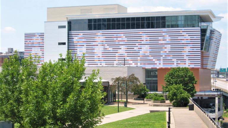 穆罕默德 阿里中心外描绘拳击姿势的艺术作品