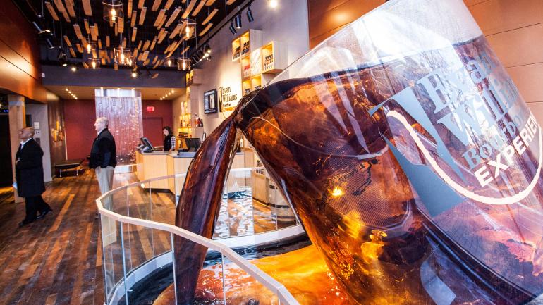 埃文·威廉姆斯波旁之旅酒厂旁边的巨型波本威士忌喷泉