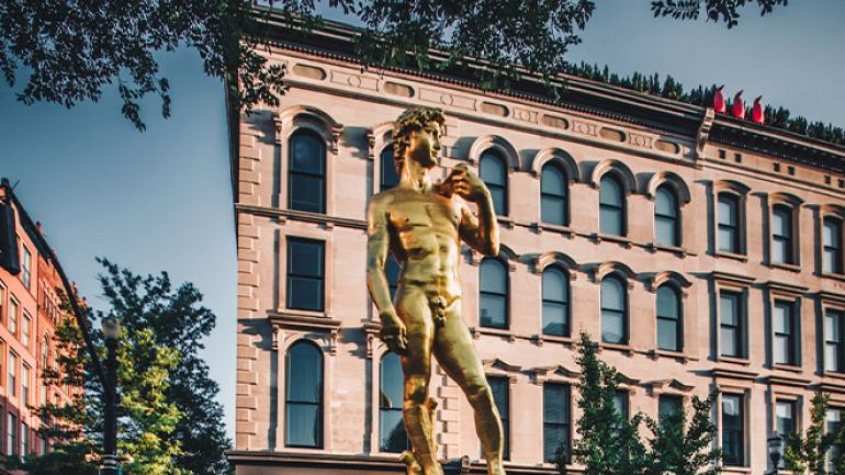 路易维尔 21C Museum Hotel 博物馆酒店的 Serkan Özkaya 的“大卫（灵感来自米开朗基罗）”雕塑