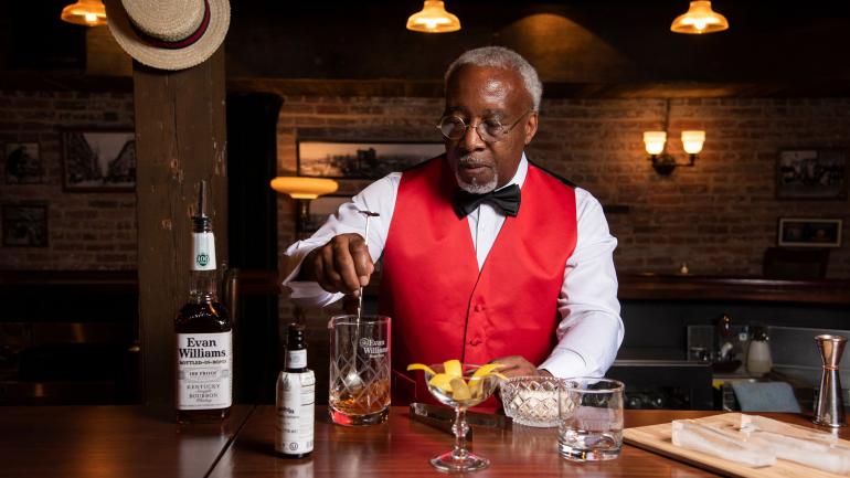 路易维尔当地居民 George Harrison 在埃文·威廉姆斯波旁之旅酒厂中扮演第一个撰写和出版鸡尾酒书籍的美国黑人 Tom Bullock