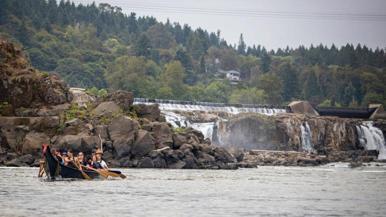 格兰德荣德部落联盟成员在威拉米特河上划船