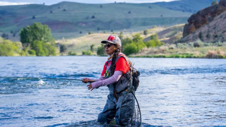 跟随 Littleleaf Guide Service 旅行社在德舒特河下游体验飞钓乐趣
