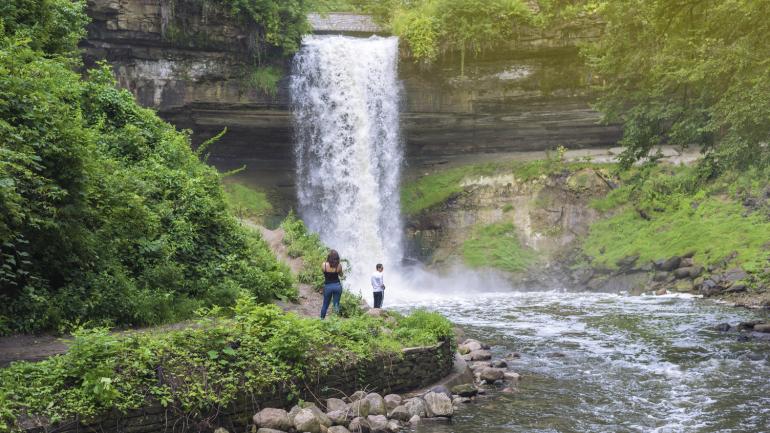 在明尼阿波利斯的明尼哈哈瀑布与明尼哈哈地区公园摄影留念