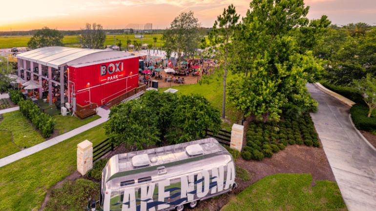 Lake Nona 社区的 Boxi Park 公园,可以享用美食、聆听音乐、尽情游玩的好地方 Lake Nona 社区的 Boxi Park 公园,可以享用美食、聆听音乐、尽情游玩的好地方