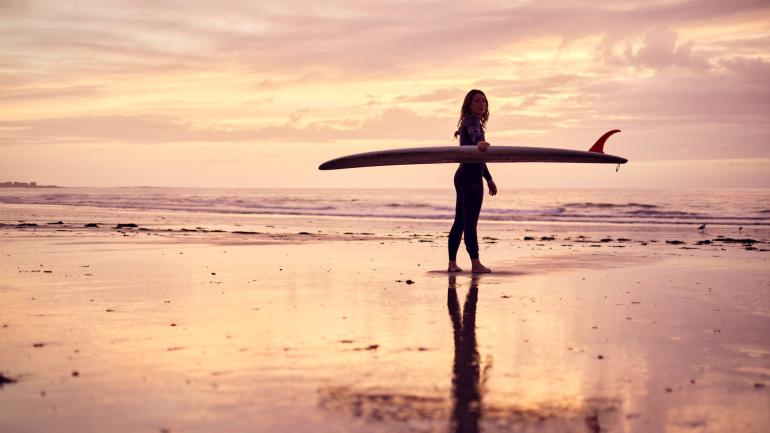Surfista en la playa de Biddeford, Maine