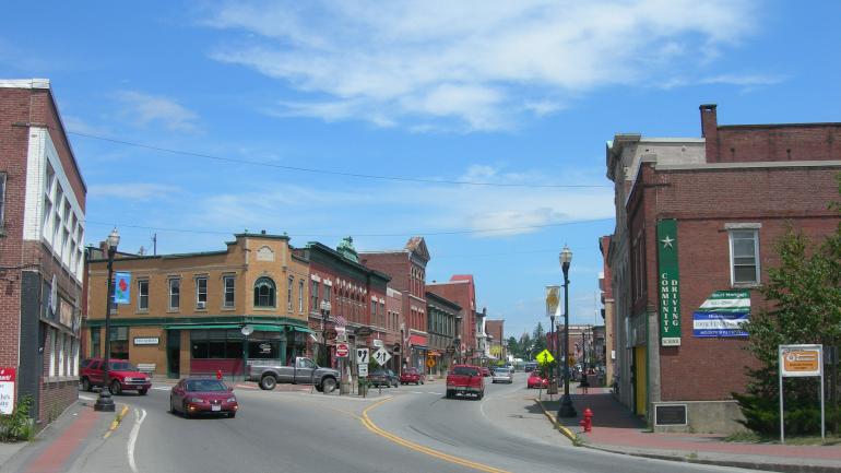 Centro de Skowhegan, Maine, em um lindo dia