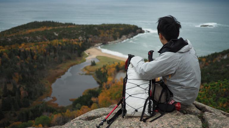 Excursionistas apreciando la vista en el Acadia National Park, Maine