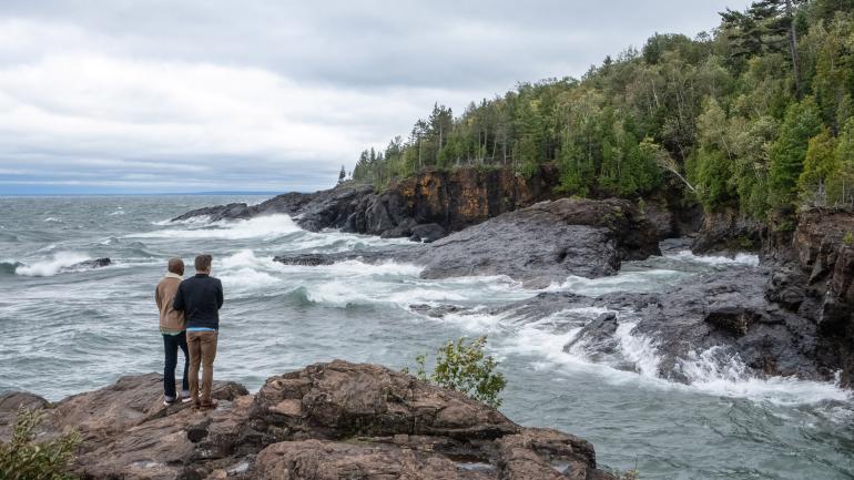 看着苏必利尔湖翻卷的浪花涌入派斯克小岛公园