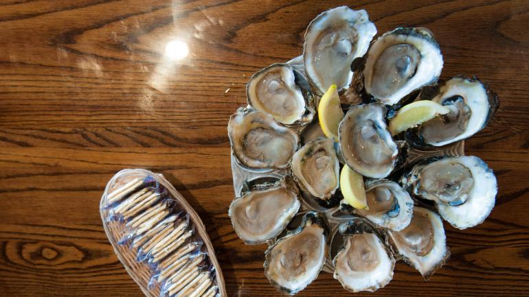 品尝巴吞鲁日的生蚝