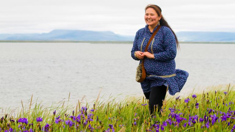 在因纽皮雅特人的故乡诺姆欣赏沿海风光