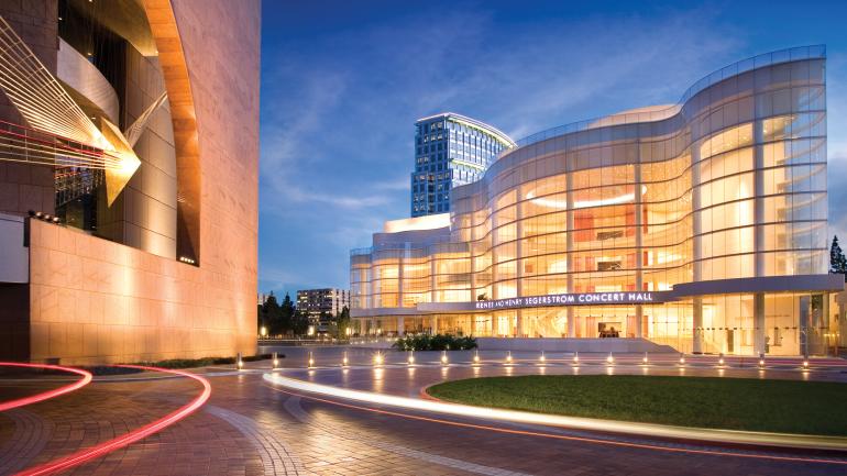 瑟格尔斯特罗姆艺术中心，是位于南海岸广场步行范围内的顶级现场娱乐活动场所。