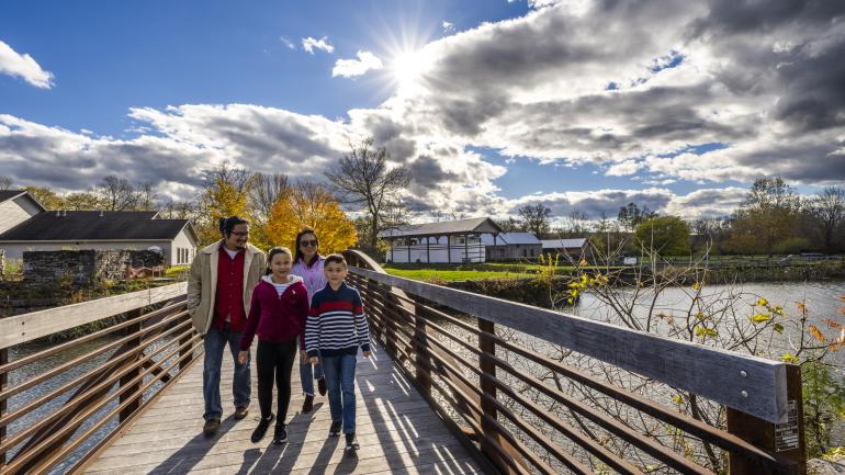 雪城附近“帝国之州”步道上一段阳光明媚的小径