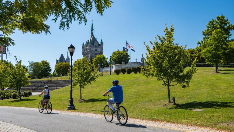 骑自行车穿梭于奥尔巴尼的历史建筑之间
