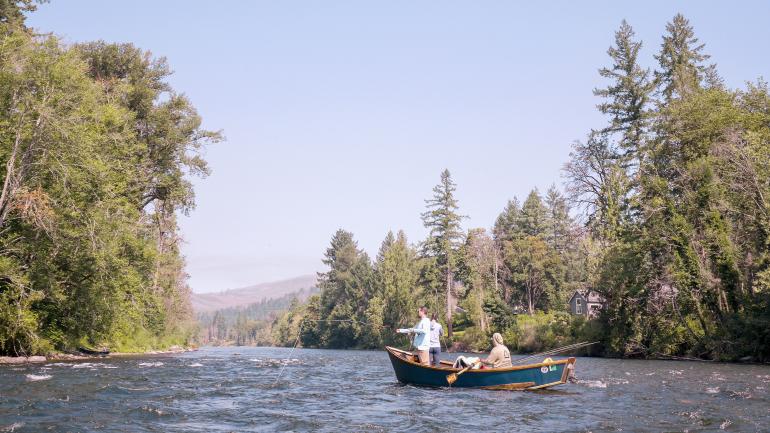 在俄勒冈州尤金附近的麦肯锡河畔体验飞钓