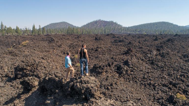 在俄勒冈州拉派恩附近的纽贝里国家火山纪念地欣赏熔岩流奇观