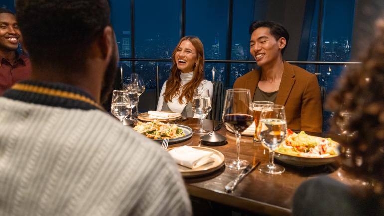 坐拥美景的 One Dine 餐厅中的优雅晚宴 坐拥美景的 One Dine 餐厅中的优雅晚宴