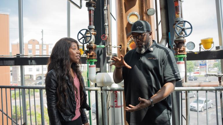 跟随导游参观肯塔基州纽波特的 New Riff 酿酒厂