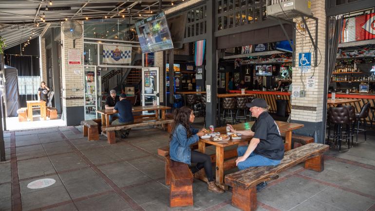 在辛辛那提 Queen City Radio 啤酒园享受露天餐饮