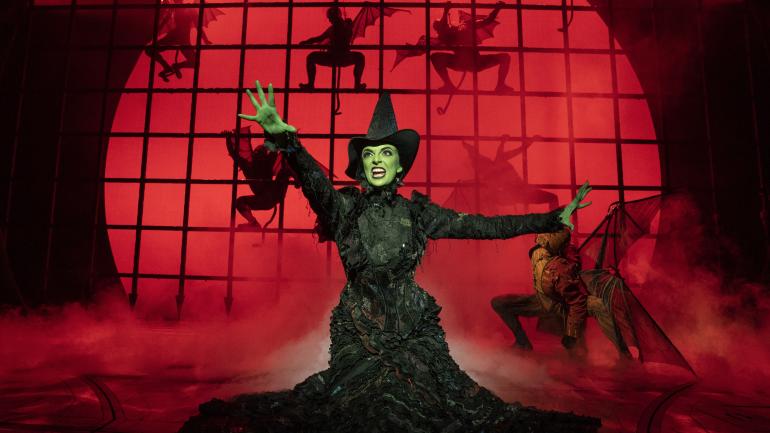 女演员 Talia Suskauer 在百老汇音乐剧《魔法坏女巫》中扮演艾尔法巴 (Elphaba)