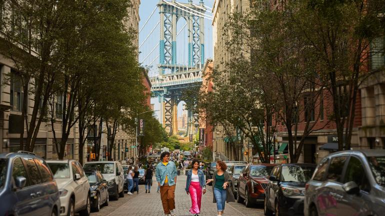 在纽约市的街道上漫步，欣赏布鲁克林大桥的美景