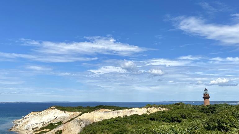在风景秀丽的阿奎纳悬崖上的盖伊角灯塔度过美好的一天