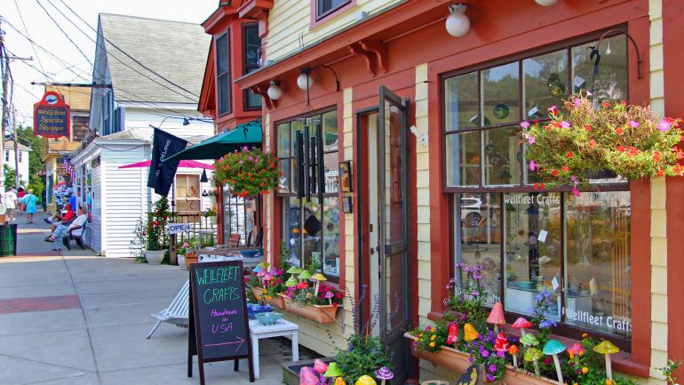 多姿多彩的韦尔弗利特市中心的迷人商店
