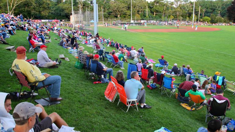为科德角棒球联盟的参赛球队加油助威