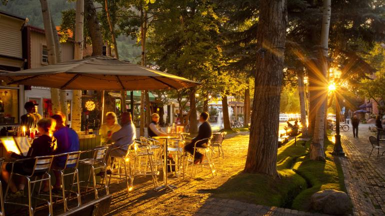 在阿斯彭，阳光照耀下的庭院是黄金时段用餐的理想之选