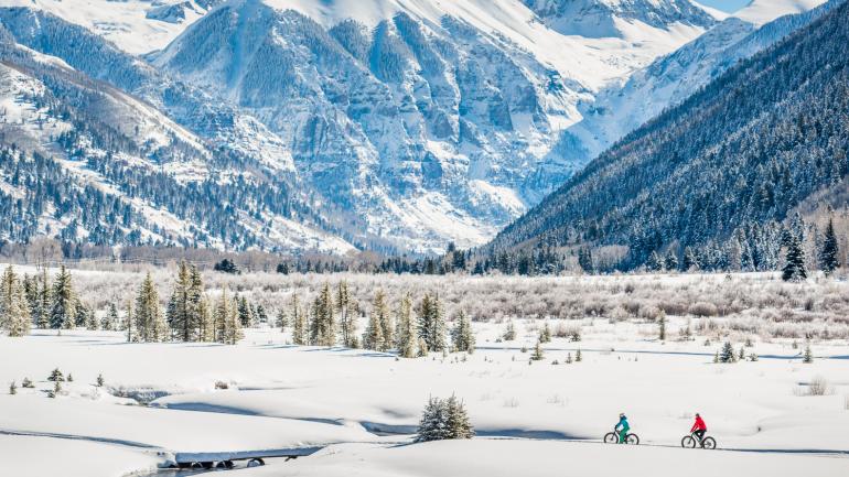 在特莱瑞德附近进行冬季骑行，欣赏山间壮丽的景色