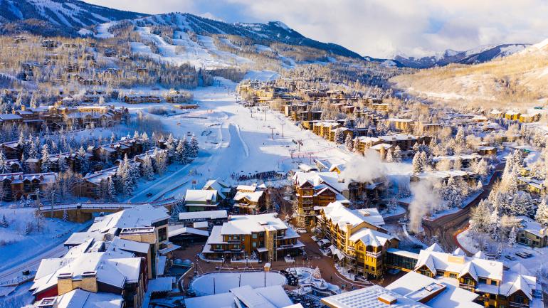 斯诺马斯山基地村的冰雪仙境