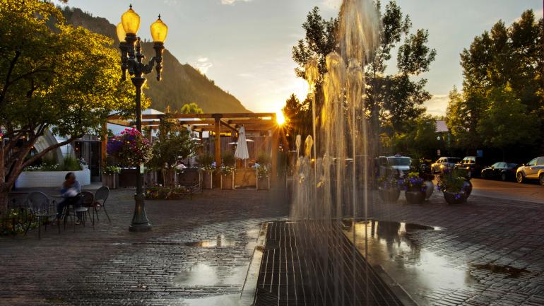 日落时分，在阿斯彭市中心享受露天用餐时光