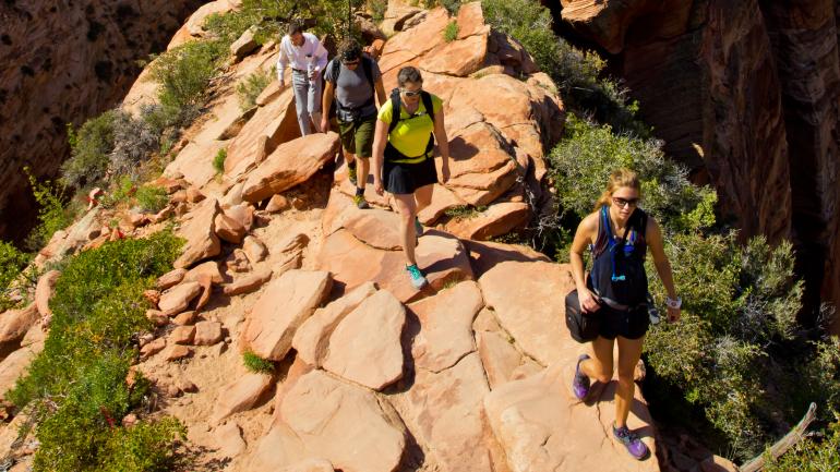 徒步穿越犹他州锡安国家公园的狭窄山脊，朝天使降临之顶行进