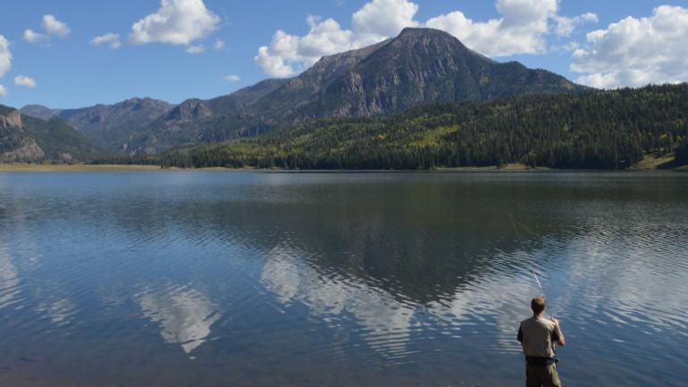 在帕戈萨斯普林斯附近的威廉姆斯湖享受宁静的钓鱼之旅