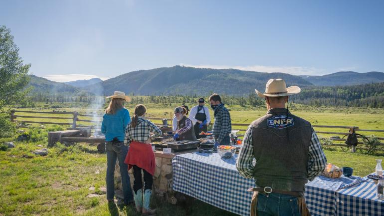 游客在科罗拉多州观光牧场享受野餐的乐趣