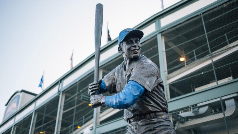 瑞格利球场外，小熊队著名游击手恩尼·班克斯的塑像