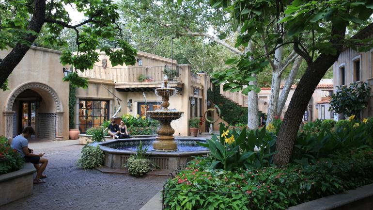 位于 Tlaquepaque Village 众多商店间的宁静庭院 位于 Tlaquepaque Village 众多商店间的宁静庭院