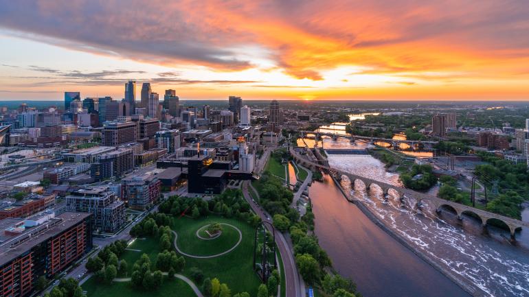 明尼苏达州明尼阿波利斯天际线和密西西比河上空的日落美景