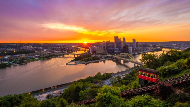 在杜肯缆车上欣赏宾夕法尼亚州匹兹堡的暮光美景