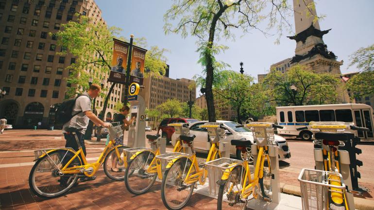 在印第安纳州印第安纳波利斯市中心的纪念碑圆形广场租用共享单车