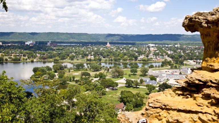 从周围的悬崖上俯瞰明尼苏达州威诺纳和密西西比河的优美景色