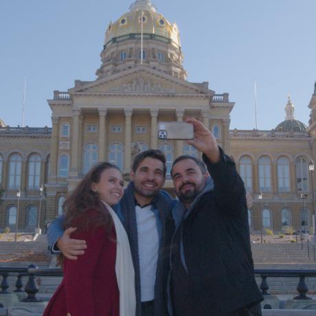 Tomando una selfie con el edificio del capitolio estatal en Des Moines, Iowa