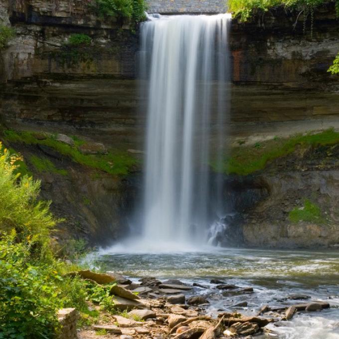 明尼哈哈瀑布(Minnehaha Falls)是明尼阿波利斯的明尼哈哈公园(Minnehaha Park)中一处胜景 明尼哈哈瀑布(Minnehaha Falls)是明尼阿波利斯的明尼哈哈公园(Minnehaha Park)中一处胜景