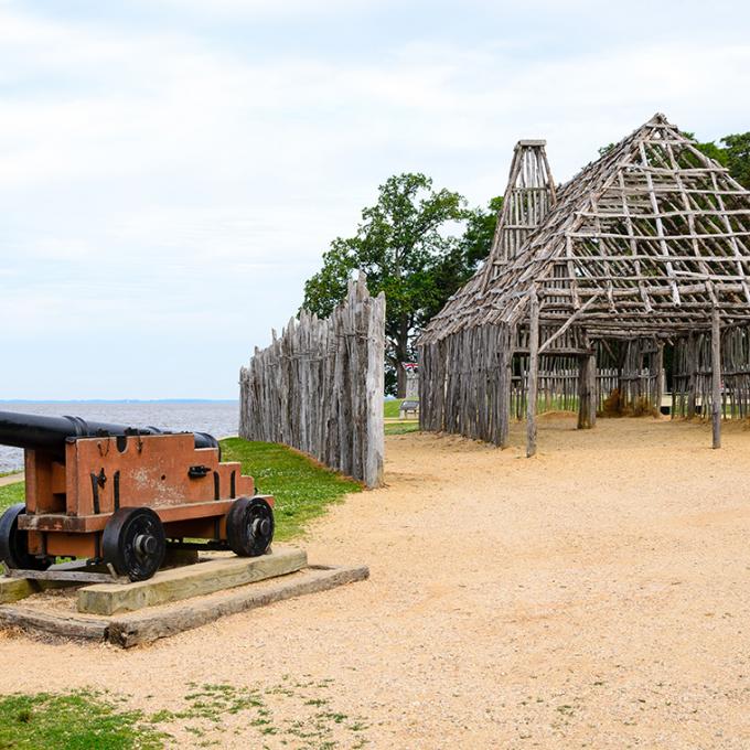 詹姆斯敦是美国首个殖民地，也是弗吉尼亚州第一个首府城市，之后是威廉斯堡，最后定为里士满。