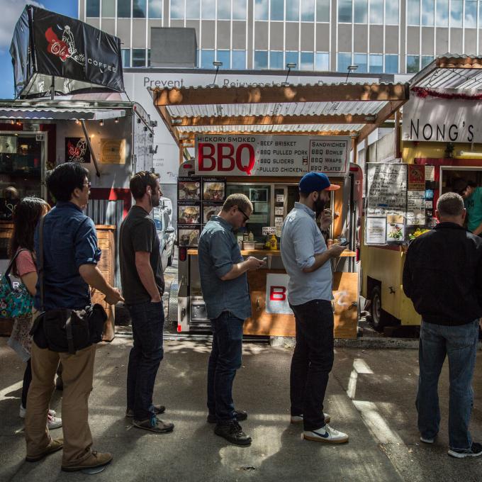 在波特兰一家高人气餐车前排队的人们